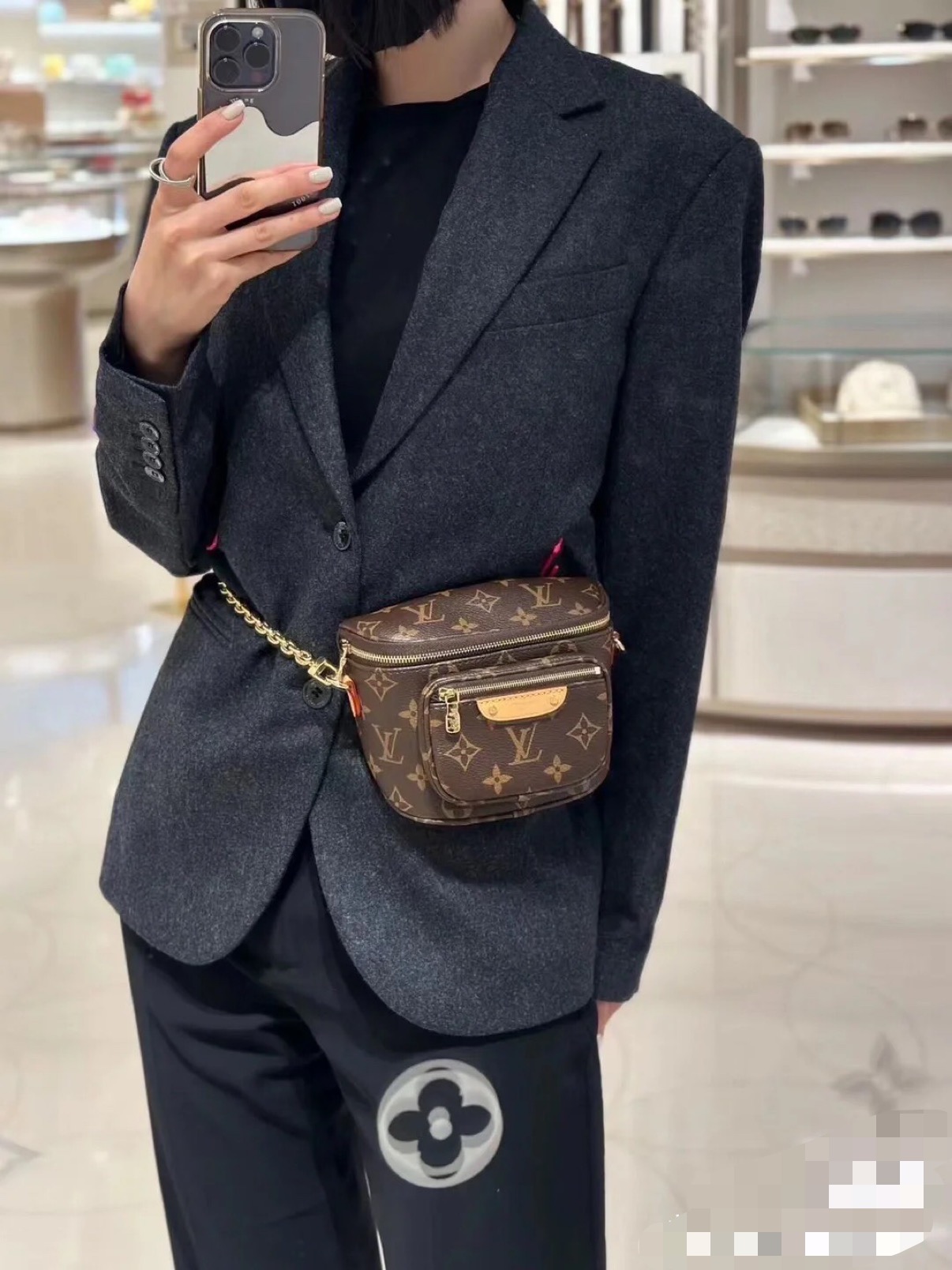 M82335 Mini Bumbag 棕色小包胸前斜背比例