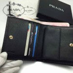 PRADA 1M0204 人氣熱銷經典新款黑色原版皮兩折男女式通用錢夾