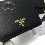 PRADA 1M0204 人氣熱銷經典新款黑色原版皮兩折男女式通用錢夾