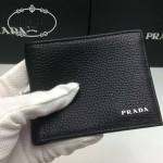 PRADA 2M0513-5 潮流商務男士logo標黑色荔枝紋原版皮兩折短夾