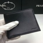 PRADA 2M0513-4 潮流商務男士印字logo黑色荔枝紋原版皮兩折短夾
