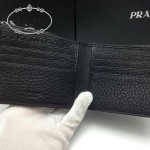 PRADA 2M0513-3 潮流商務男士散字標黑色荔枝紋原版皮兩折短夾