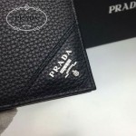 PRADA 2M0513-3 潮流商務男士散字標黑色荔枝紋原版皮兩折短夾