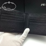 PRADA 2M0513-4 潮流商務男士印字logo黑色荔枝紋原版皮兩折短夾