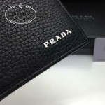 PRADA 2M0513-5 潮流商務男士logo標黑色荔枝紋原版皮兩折短夾