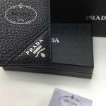 PRADA 0836 時尚新款男士散字標黑色荔枝紋原版皮長款西裝夾