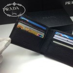PRADA 2M0513-5 潮流商務男士logo標黑色荔枝紋原版皮兩折短夾