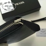 PRADA 2M1188-2 時尚男士散字標黑色十字紋原版皮商務手拿包錢包