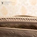 LV M93448-01 時尚經典款ARTSY系列原版皮配全皮壓花女士肩背包