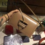 LOEWE 03-5 歐美百搭Barcelona bag卡其色原版羊皮單肩斜挎包三角包