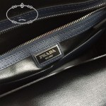 PRADA 0366B-02 專櫃時尚最新款頂級進口原版十字紋牛皮深藍色男士手提電腦包