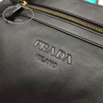 PRADA VA0693 專櫃時尚潮流新款原版小牛皮男士斜背包
