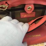 Burberry-0204 時尚新款經典風格原版進口荔枝紋牛皮配布小號手提斜背包