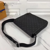 LV M44001 官網同步男士DISTRICT黑花原版皮中號單肩斜挎包