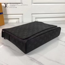LV M44001 官網同步男士DISTRICT黑花原版皮中號單肩斜挎包
