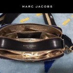 Marc Jacobs-010 春夏系列宋茜同款牛仔布拼接徽章單肩斜挎包相機包