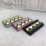 Prada-1MH132 皮革翻蓋彩色希臘波浪圖案鍍金金屬配件金屬字母按扣開合錢夾