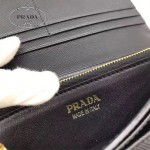 Prada-1MH132-3 皮革翻蓋彩色希臘波浪圖案鍍金金屬配件金屬字母按扣開合錢夾