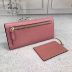 Prada-1MH132-2 皮革翻蓋彩色希臘波浪圖案鍍金金屬配件金屬字母按扣開合錢夾