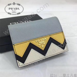 Prada-1MV204-3 皮革翻蓋彩色希臘波浪圖案鍍金金屬配件金屬字母按扣開合錢夾