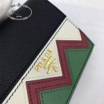 Prada-1MV204 皮革翻蓋彩色希臘波浪圖案鍍金金屬配件金屬字母按扣開合錢夾