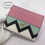 Prada-1MV204-2 皮革翻蓋彩色希臘波浪圖案鍍金金屬配件金屬字母按扣開合錢夾