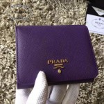 PRADA 1M0176-13 人氣經典款女士原單紫色十字紋短款三折錢包
