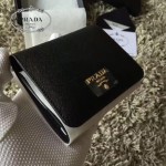 PRADA 1M0176-15 人氣經典款女士原單黑色十字紋短款三折錢包
