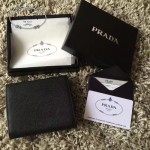 PRADA 1M0176-15 人氣經典款女士原單黑色十字紋短款三折錢包