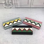 Prada-1MH132 皮革翻蓋彩色希臘波浪圖案鍍金金屬配件金屬字母按扣開合錢夾