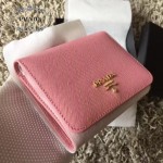 PRADA 1M0176-11 人氣經典款女士原單粉色十字紋短款三折錢包