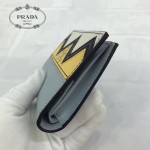 Prada-1MV204-3 皮革翻蓋彩色希臘波浪圖案鍍金金屬配件金屬字母按扣開合錢夾