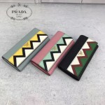 Prada-1MH132 皮革翻蓋彩色希臘波浪圖案鍍金金屬配件金屬字母按扣開合錢夾