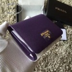 PRADA 1M0176-13 人氣經典款女士原單紫色十字紋短款三折錢包