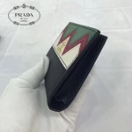 Prada-1MV204 皮革翻蓋彩色希臘波浪圖案鍍金金屬配件金屬字母按扣開合錢夾