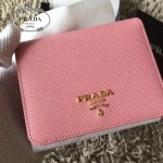 PRADA 1M0176-11 人氣經典款女士原單粉色十字紋短款三折錢包