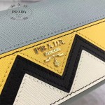 Prada-1MH132 皮革翻蓋彩色希臘波浪圖案鍍金金屬配件金屬字母按扣開合錢夾