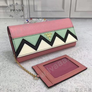 Prada-1MH132-2 皮革翻蓋彩色希臘波浪圖案鍍金金屬配件金屬字母按扣開合錢夾