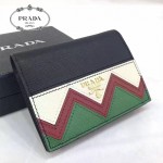 Prada-1MV204 皮革翻蓋彩色希臘波浪圖案鍍金金屬配件金屬字母按扣開合錢夾