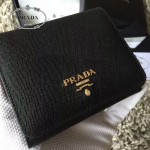PRADA 1M0176-15 人氣經典款女士原單黑色十字紋短款三折錢包