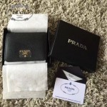 PRADA 1M0176-15 人氣經典款女士原單黑色十字紋短款三折錢包