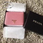 PRADA 1M0176-11 人氣經典款女士原單粉色十字紋短款三折錢包