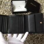 PRADA 1M0176-15 人氣經典款女士原單黑色十字紋短款三折錢包