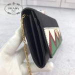 Prada-1MH132-3 皮革翻蓋彩色希臘波浪圖案鍍金金屬配件金屬字母按扣開合錢夾