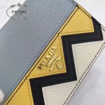 Prada-1MV204-3 皮革翻蓋彩色希臘波浪圖案鍍金金屬配件金屬字母按扣開合錢夾