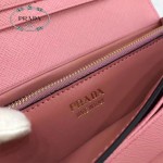 Prada-1MH132-2 皮革翻蓋彩色希臘波浪圖案鍍金金屬配件金屬字母按扣開合錢夾