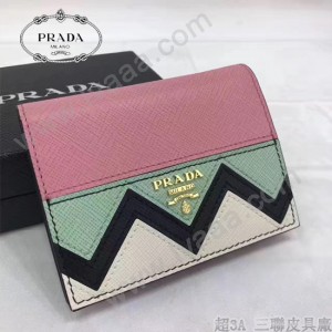 Prada-1MV204-2 皮革翻蓋彩色希臘波浪圖案鍍金金屬配件金屬字母按扣開合錢夾