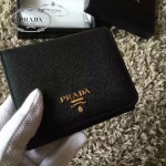 PRADA 1M0176-15 人氣經典款女士原單黑色十字紋短款三折錢包