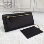 Prada-1MH132-3 皮革翻蓋彩色希臘波浪圖案鍍金金屬配件金屬字母按扣開合錢夾