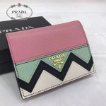 Prada-1MV204-2 皮革翻蓋彩色希臘波浪圖案鍍金金屬配件金屬字母按扣開合錢夾